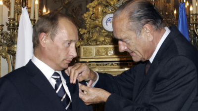 Жак Ширак вдясно награждава Владимир Путин с високото френско отличие