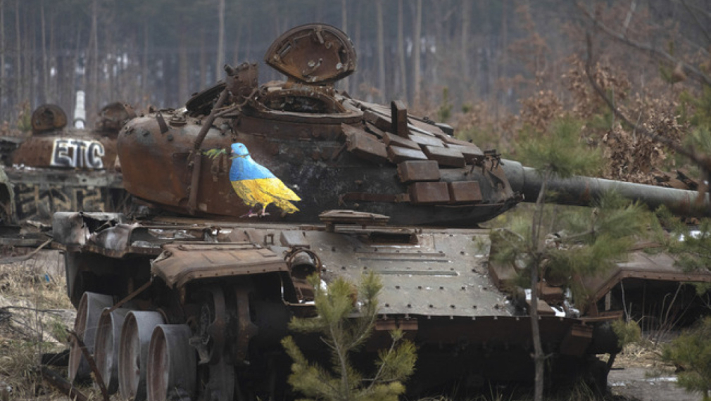 Унищожен руски танк е изоставен в украинското село Дмитривка, а