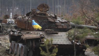 Унищожен руски танк е изоставен в украинското село Дмитривка а