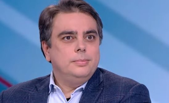 Асен Василев: Нямаме нормални учители, защото ходеха с чорапогащници с дупки
