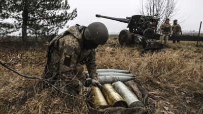 Украински войник подготвя артилерийски снаряди за стрелба по руски позиции