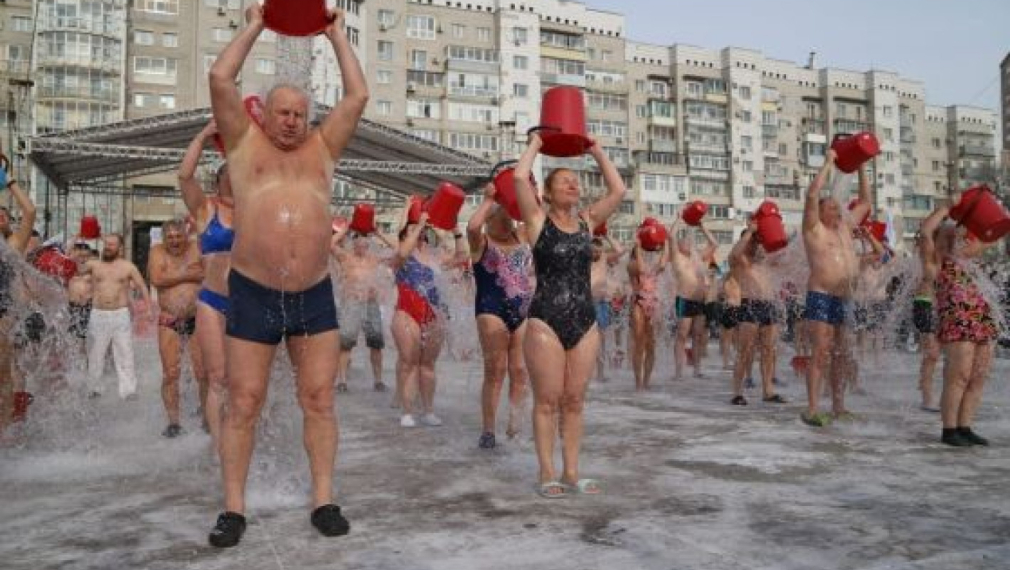 Стотици руснаци в Амурска област се поляха с ледена вода в подкрепа на руската операция в Украйна