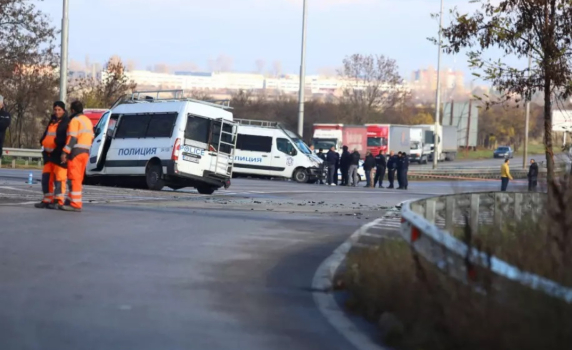 Трагедия с мигранти: 18 души са се задушили в камион край София