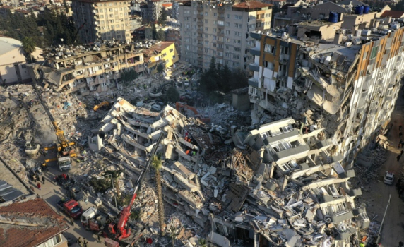 Броят на загиналите при земетресението в Турция наближава 40 000