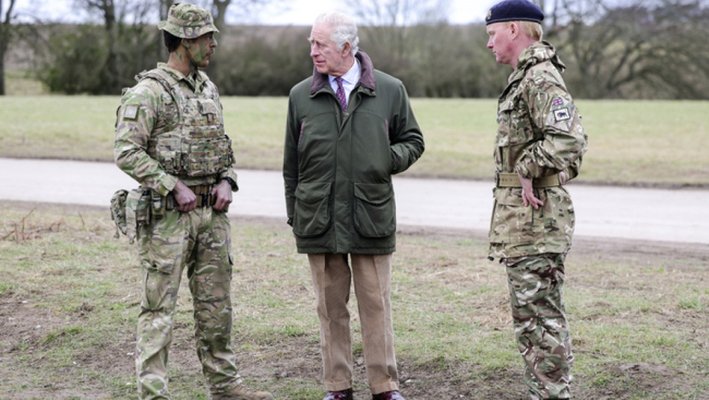Британският крал Чарлз III посети днес украински военни, които са обучавани