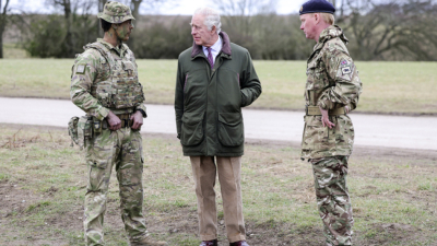 Британският крал Чарлз III посети днес украински военни които са обучавани
