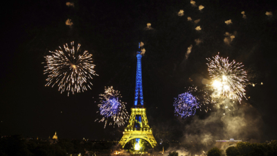 Айфеловата кула осветена по случай Деня на превземането на Бастилията