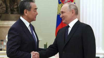 Най високопоставеният китайски дипломат Ван И каза на руския президент Владимир