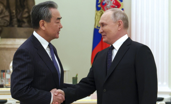 Най-висшият китайски дипломат Ван И увери Путин, че други страни не могат да влияят на отношенията им