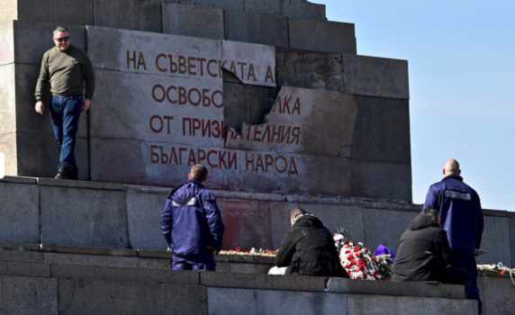 Мъж счупи плоча от Паметника на Съветската армия в София
