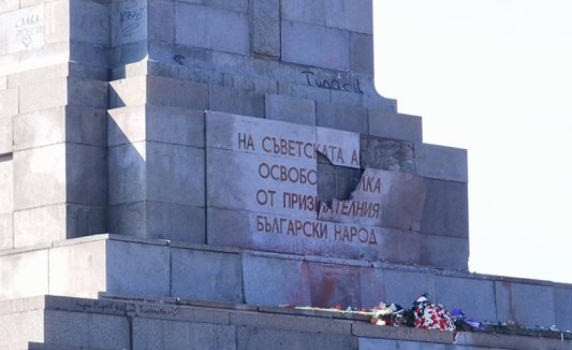 Руското посолство: Вандали оскърбиха подвига на съветските воини, богохулство