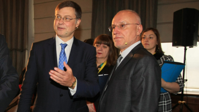 Вицепрезидентът на Европейската комисия Валдис Домбровскис и управителят на БНБ