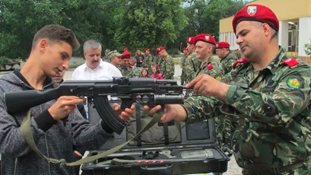 От догодина България въвежда военно обучение за учениците от 10 и 11 клас