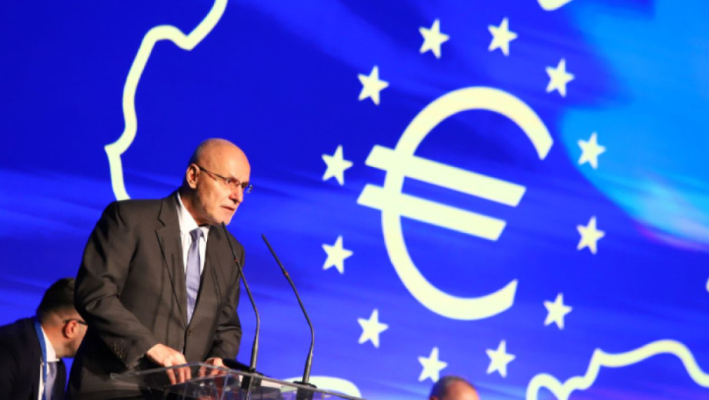 Управителят на БНБ: Политическата криза е в основата на забавянето за еврозоната