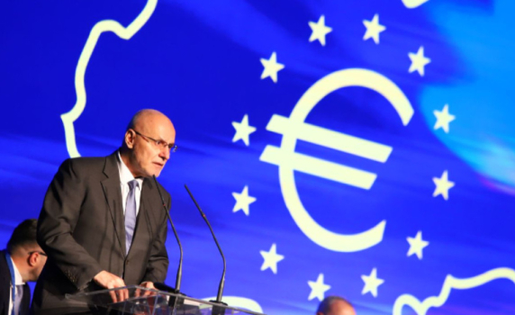 Управителят на БНБ: Политическата криза е в основата на забавянето за еврозоната