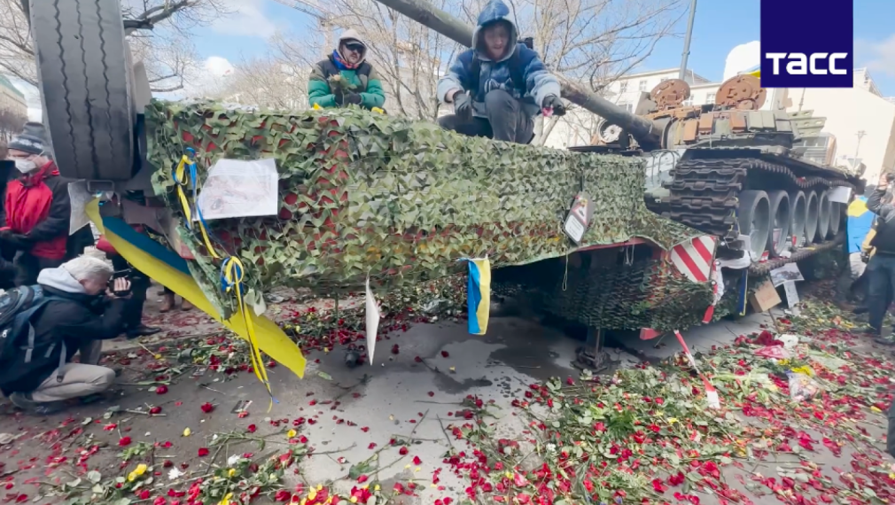 Жители на Берлин поднасят цветя на руски танк въпреки протеста на проукраински активисти