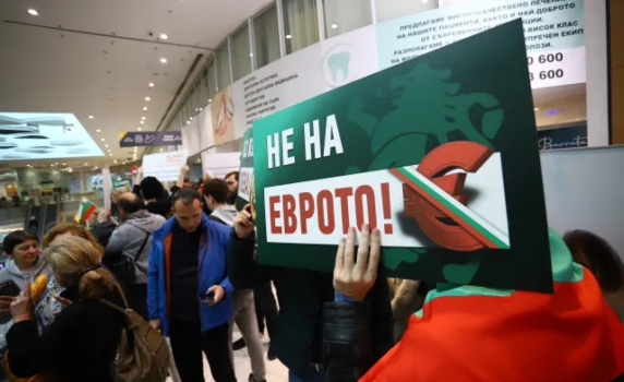 "Възраждане" е събрала близо 350 000 подписа за референдума за лева