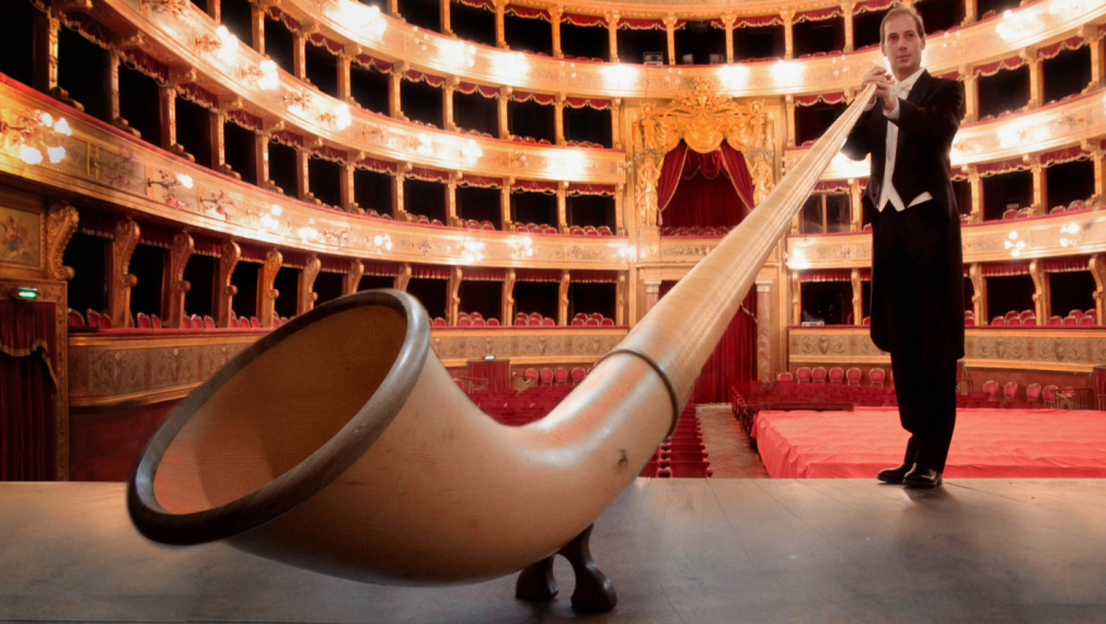 Триметров алпийски рог ще дебютира като солов инструмент в зала „България“ 