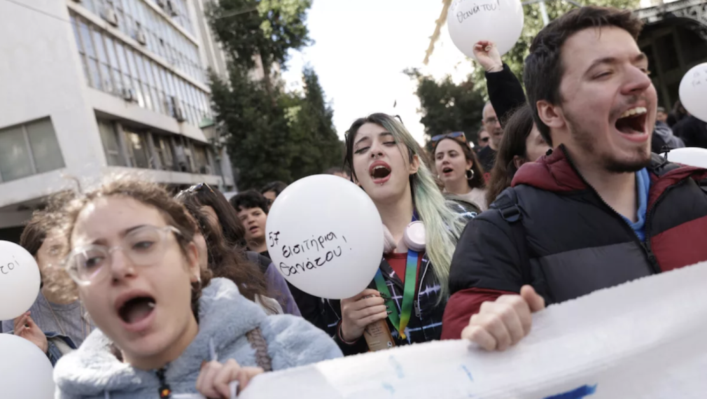 Без влакове в Гърция през уикенда, протестите заради тежката катастрофа прераснаха в сблъсъци