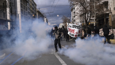 Сблъсъци между полицаи и демонстранти избухнаха днес в Атина по