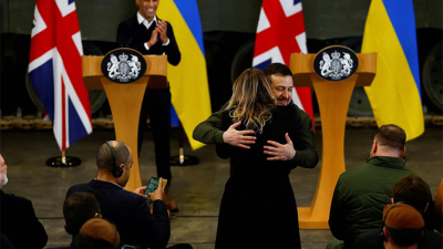 Украинският президент Зеленски в прегръдките на британската пресаАвтори Пиер Рамбер