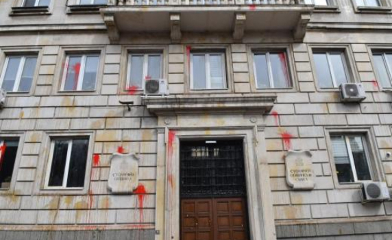 Яйца полетяха към Общината, протестите в защита на Паметника на Съветската армия се сляха