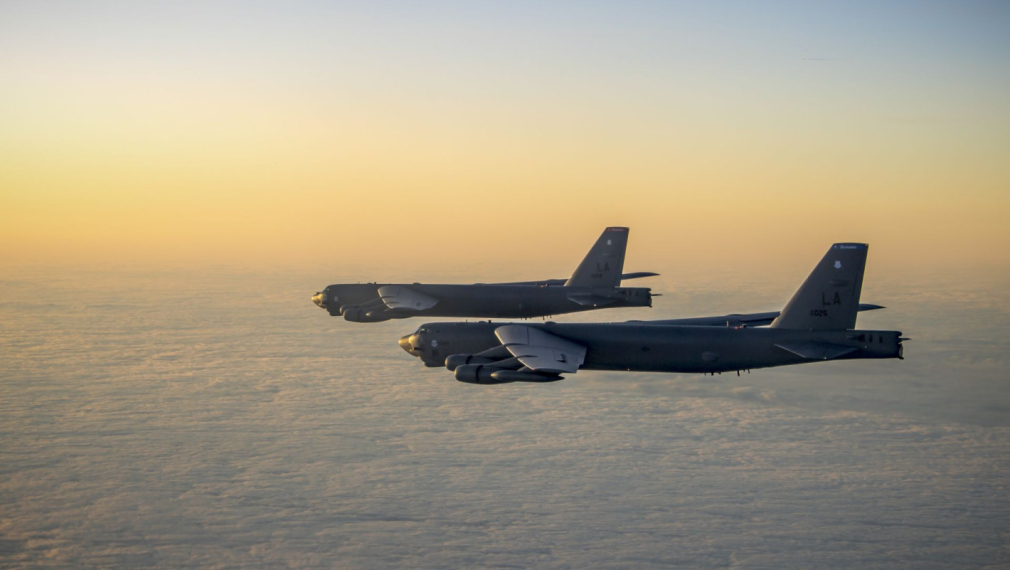 Следвайте Гласове в Два стратегически бомбардировача Boeing B-52H Stratofortress на американската