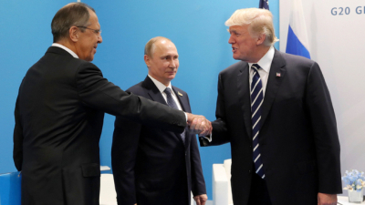 Американският президент Доналд Тръмп се ръкува с руския външен министър