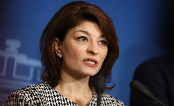 Десислава Атанасова призова американското посолство да се разграничи от "Промяната"