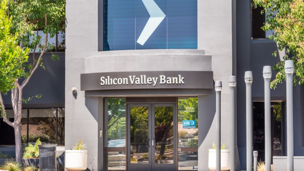 Фокусираният върху стартиращи компации кредитор SVB Financial Group (SIVB.O) стана