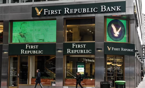 Срив на акциите на американската First Republic Bank с близо 65%