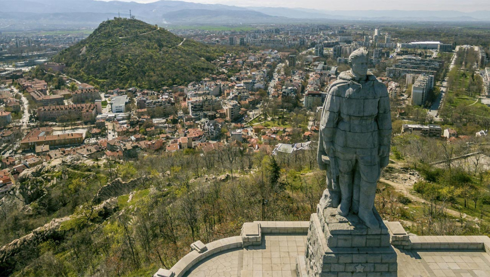 Повече от 30 г. паметникът на съветския воин Альоша буни