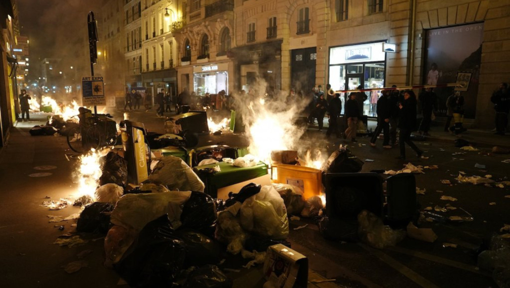 Макрон подпали нови протести във Франция. Над 200 души са задържани, Париж е заринат с боклуци