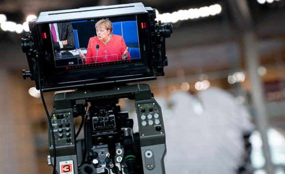 Правителството на Меркел платило 1,4 милиона евро на 200 журналисти за PR филми и реклама на ваксини