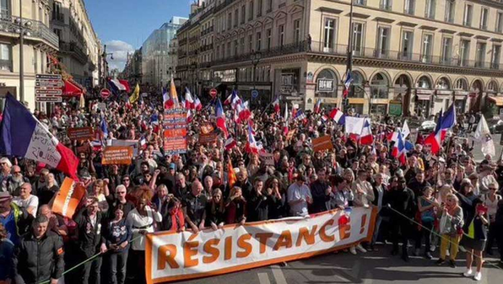 Многохиляден протест в Париж против доставките на оръжия за Украйна