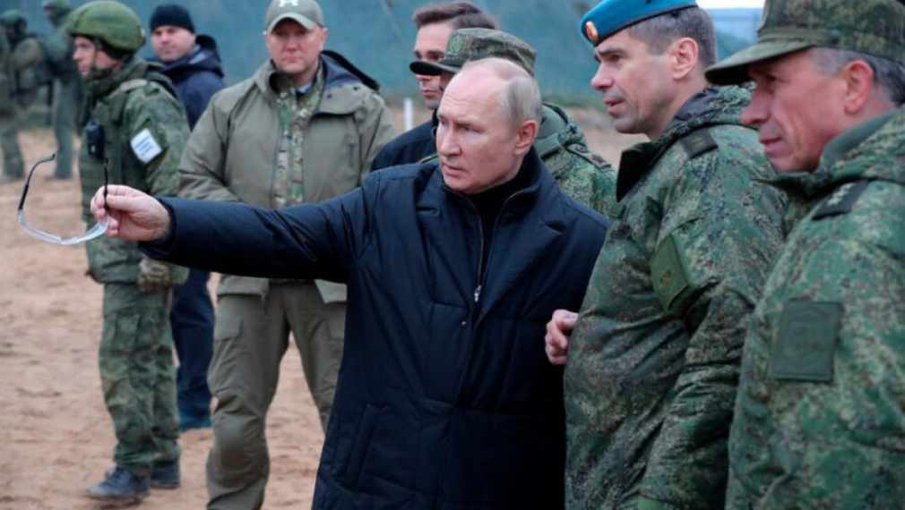 Путин изненадващо посети Мариупол, обиколи града с кола и се разходи (видео)