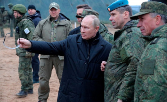 Путин изненадващо посети Мариупол, обиколи града с кола и се разходи (видео)