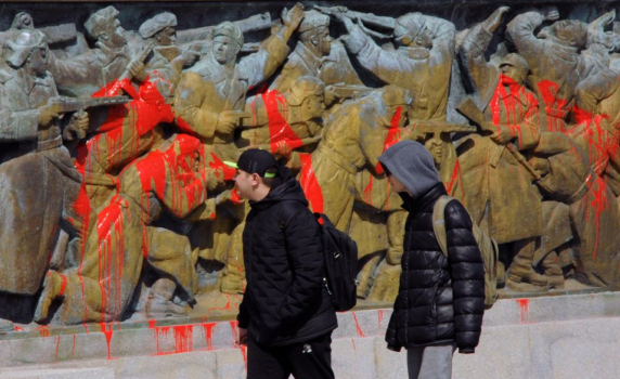 Заляха с червена боя Паметника на съветската армия в Бургас (снимки)
