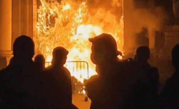 Протестиращи французи запалиха кметството на Бордо