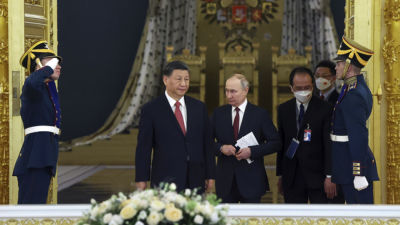 Си Цзинпин и Владимир Путин влизат в залата за преговори