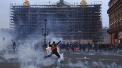 457 са задържаните по време на протестите във Франция