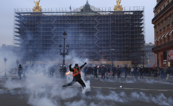 457 са задържаните по време на протестите във Франция