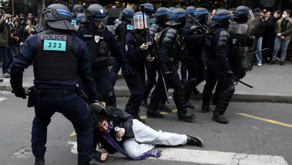 Протестиращи французи запалиха кметството на Бордо + Търси се леля, която