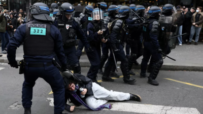Читатели на “Гласове”: Когато бият демонстранти във Франция, това е демокрация. Когато бият демонстранти в Русия, е диктатура