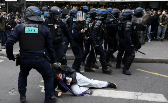 Читатели на “Гласове”: Когато бият демонстранти във Франция, това е демокрация. Когато бият демонстранти в Русия, е диктатура