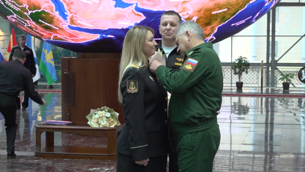 Шойгу връчи ордени за храброст на момичетата военни, унищожили дронове в Севастопол