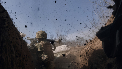 Украински войник от 28 ма бригада стреля с гранатомет на фронтовата