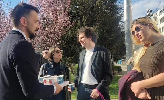 ЛГБТИ активисти опитаха да саботират консервативна конференция в София, почерпиха ги с кафе