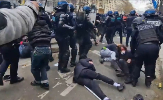 Протестите не стихват: Tежки сблъсъци, експлозиви и запалени полицейски коли във Франция