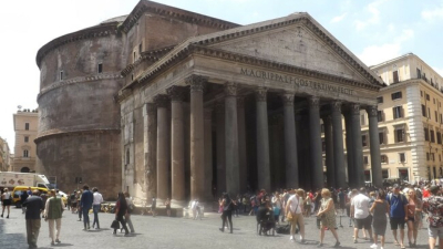 В Пантеона са погребани няколко велики италиански художници сред които
